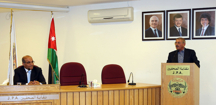 Abdul Wahab Zgheilat speaks at a consultation meeting at the Jordan Press Association, in the presence of Tareq Momani, JPA president and Al Rai chief editor, on Sunday (Photo by Hatem Ali)